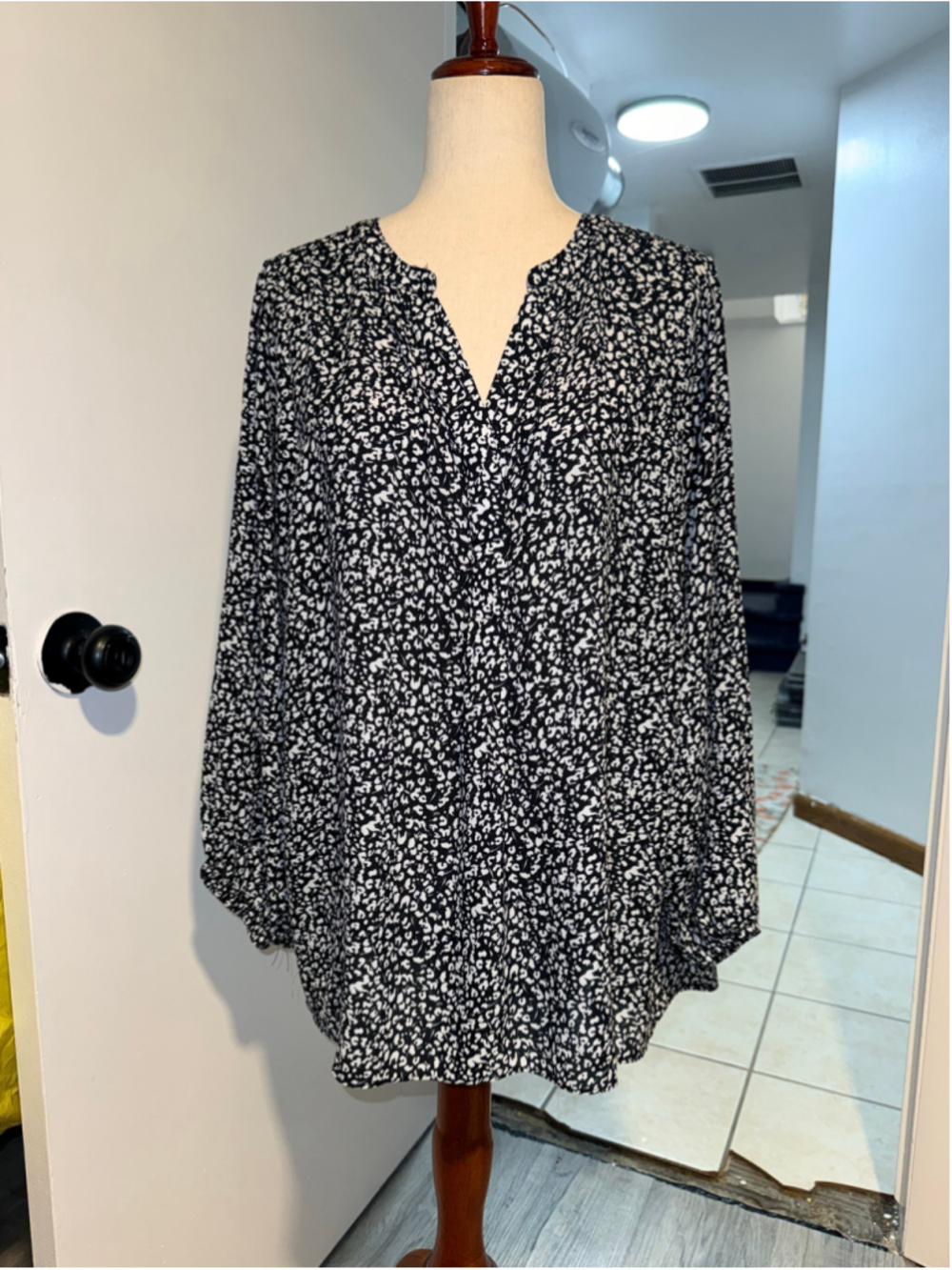 Tahari Black & White Animal Print V-Neck Long Sleeve Blouse Top – Size 1x